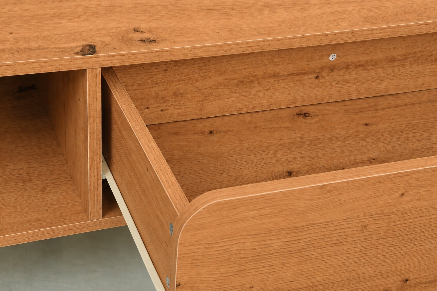 Mesa de centro moderna en acabado roble ares con cajón, hueco abierto y patas negras