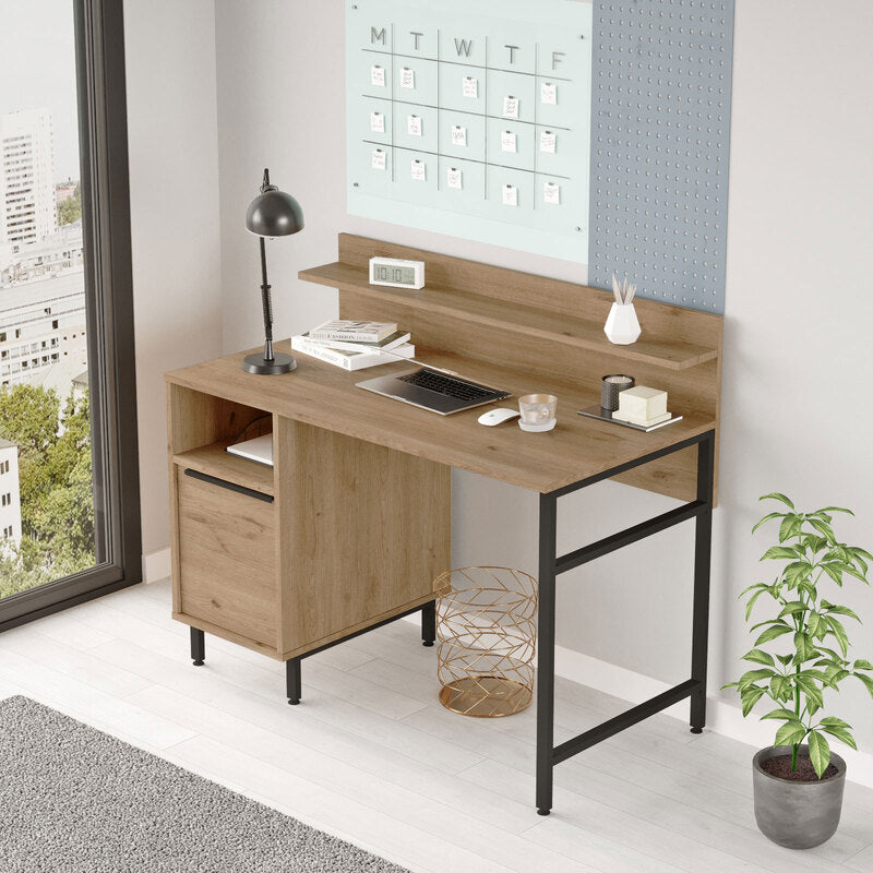 Escritorio moderno tipo madera con repisa superior y gabinete lateral