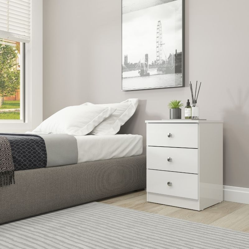 Mesita de Noche Blanca 55,6x40x36 cm con 3 Cajones – Mesilla de Dormitorio Moderna y Funcional