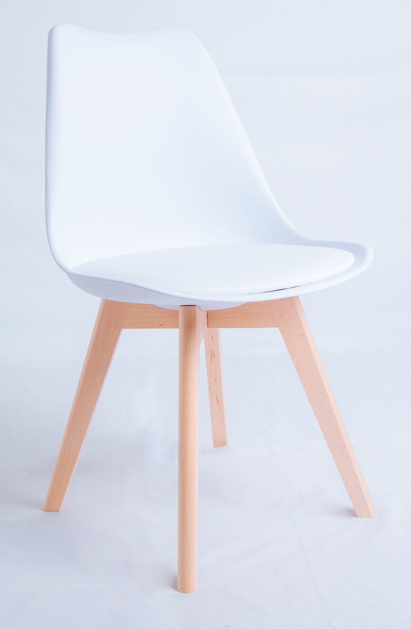 Silla de Comedor Estilo Nórdico – Asiento Blanco con Cojín y Patas de Madera en Roble - Buyqualia