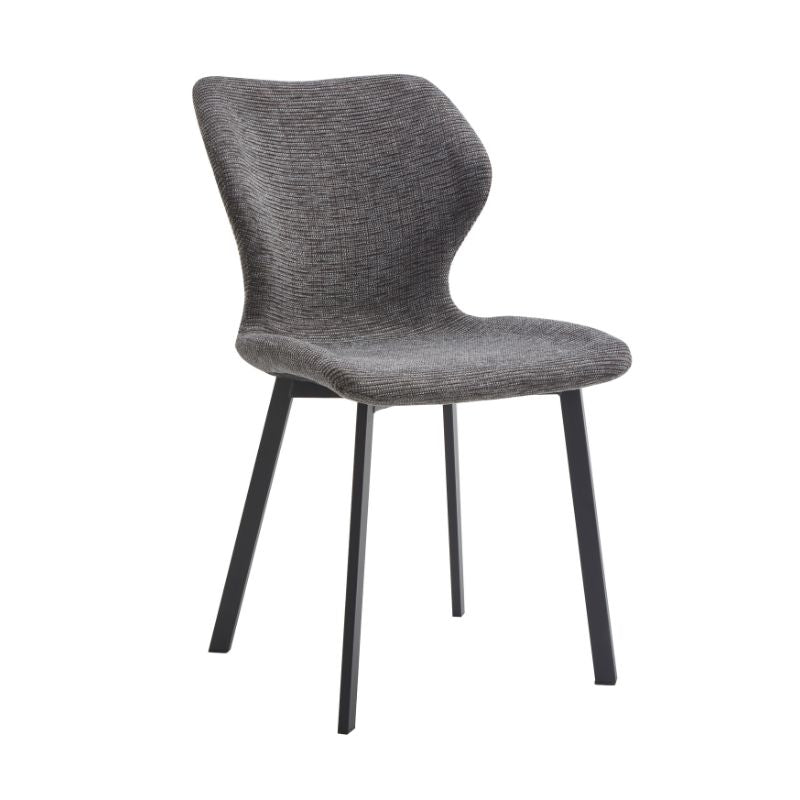 Silla tapizada de diseño moderno con respaldo envolvente y patas metálicas