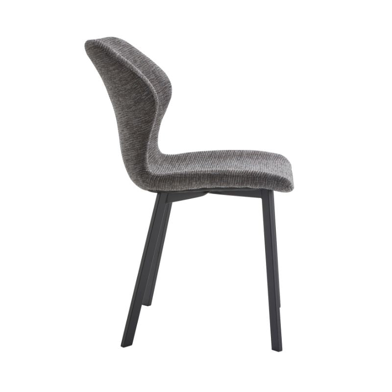 Silla tapizada de diseño moderno con respaldo envolvente y patas metálicas