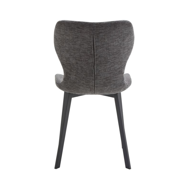 Silla tapizada de diseño moderno con respaldo envolvente y patas metálicas