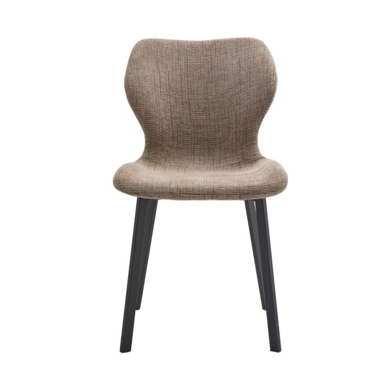 Silla tapizada de diseño moderno con respaldo envolvente y patas metálicas
