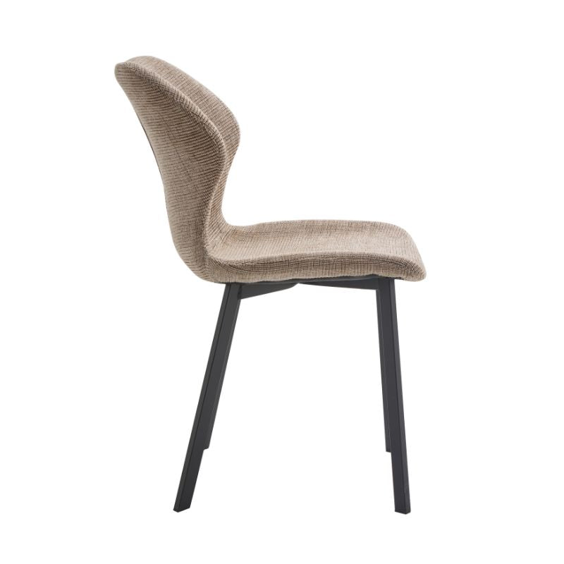 Silla tapizada de diseño moderno con respaldo envolvente y patas metálicas
