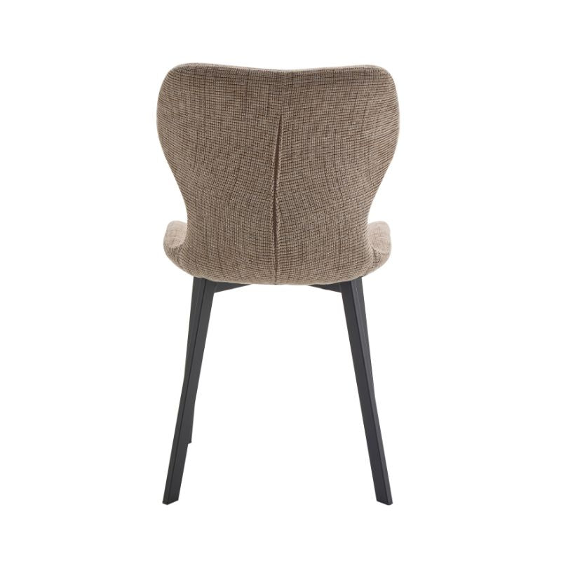 Silla tapizada de diseño moderno con respaldo envolvente y patas metálicas