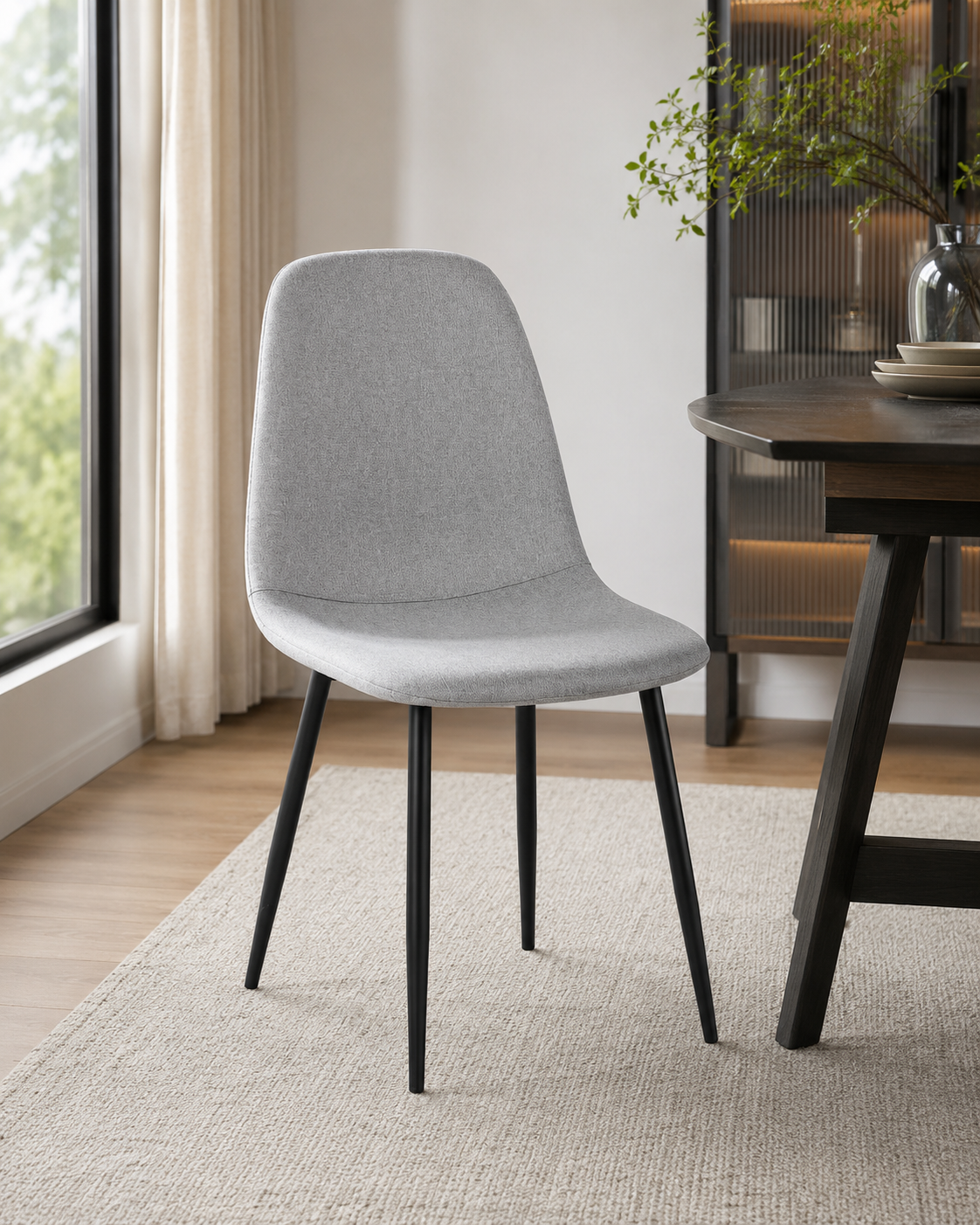 Silla de Comedor Estilo Escandinavo – Asiento Acolchado en Tela Gris y Patas en Color Negro, 86x49x43 cm - Buyqualia