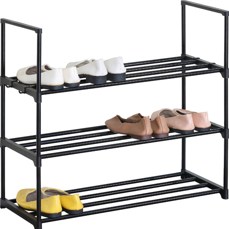 Zapatero de niveles con estructura metálica negra, apilable.